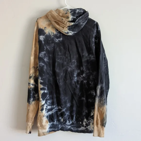 🆕🌿OVERSIZED GRAPHIC SWEATER🌿 - Picture 2 of 6